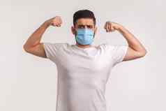 男人。卫生面具显示强度免疫力恢复会传染的疾病