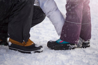 冬天鞋子雪特写镜头冬天鞋子孩子们的防水鞋子走雪低温度下降雪