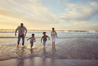 混合比赛家庭运行水有趣的海滩父母支出时间女儿儿子假期兄弟姐妹微笑成键父母假期