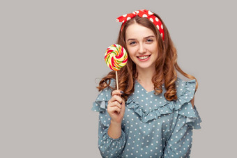 漂亮的<strong>美女</strong>照片女孩莱夫上衣持有甜蜜的螺旋糖果相机微笑美味的糖果