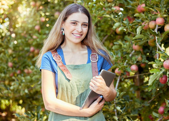 肖像女农民持有<strong>数字</strong>平板电脑站苹果树微笑女人技术准备收获农场监控植物增长<strong>农业</strong>