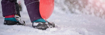 冬天鞋子雪特写镜头冬天鞋子孩子们的防水鞋子走雪低温度下降雪