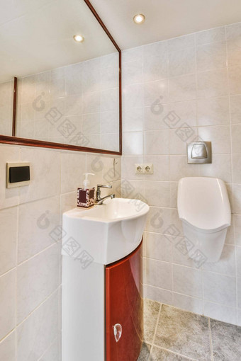 红色的内阁水槽镜子浴室