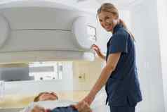 放射科医生控制核磁共振宠物扫描病人经历过程相机