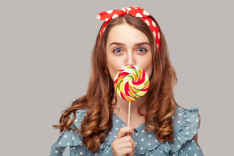惊讶美女照片女孩莱夫上衣舔甜蜜的糖果相机吃美味的糖果棒棒糖惊讶表达式