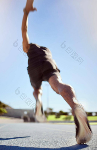 运动员运行体育跟踪健身锻炼户外培训实践视图适合活跃的男人。短跑运动模糊速度跑步者执行有氧运动锻炼健康耐力
