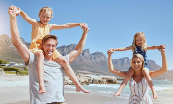 肖像无忧无虑的家庭有趣的放松海滩快乐的女孩玩<strong>妈妈</strong>。父亲假期<strong>妈妈爸爸</strong>成键携带女儿假期