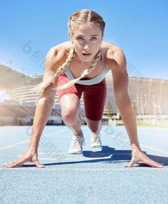 女运动员<strong>开始</strong>行跟踪比赛竞争体育场适合女运动员精神上身体上的准备<strong>开始</strong>运行冲刺行<strong>开始</strong>块