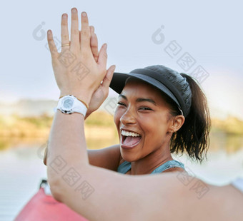 朋友分享高<strong>庆祝成功</strong>活跃的在户外快乐的女人皮划艇激励合作伙伴享受水活动湖夏天