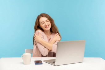 情感年轻的女人工作移动PC蓝色的背景