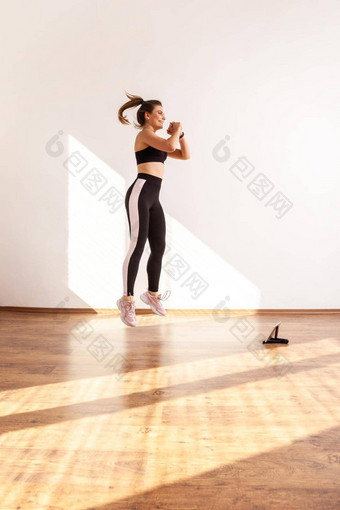 女跳有氧运动练习健身博主看教程视频平板电脑