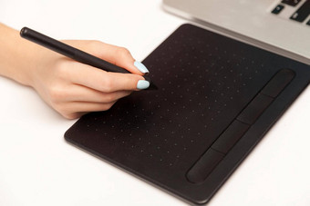 女手工作黑色的图形平板<strong>电脑设计</strong>师画草图笔手写笔油漆