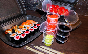 集美味的寿司卷芥末姜盒子日本食物