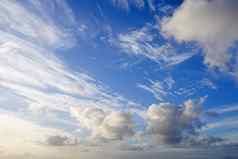 明亮的云蓝色的天空美丽的夏天下午Cloudscape太阳闪亮的阴一天复制空间充满活力的地平线阳光紫外线耀斑白色积云云