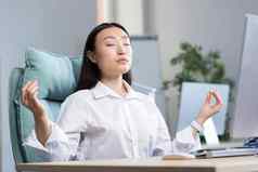 亚洲业务女人工作办公室休息冥想呼吸练习平静