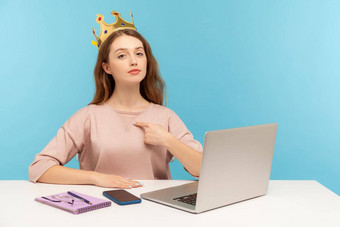 情感年轻的女人工作移动PC蓝色的背景