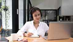 亚洲女人翻译写翻译外国语言英语听音频记录耳机