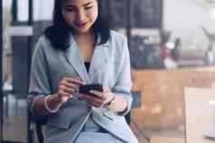 女人智能手机搜索产品在线市场购物在线概念