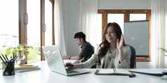 亚洲女会说话的出售报告视频会议亚洲团队移动PC平板电脑在线会议视频调用工作首页远程