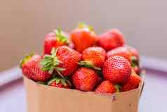 新鲜的草莓盒子夏天浆果健康的食物维生素概念