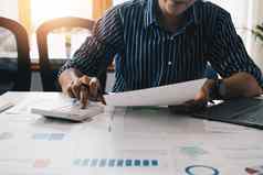 商人会计工作计算器文书工作金融数据报告办公室概念会计金融分析概念