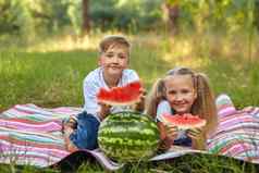 可爱的孩子们吃西瓜花园