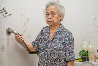 亚洲高级上了年纪的夫人女人病人坡人行道处理安全支持助理护理医院病房健康的强大的医疗概念