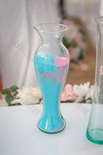 透明的玻璃花瓶持有沙子婚礼仪式