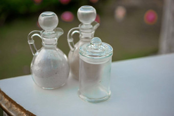 透明<strong>的</strong>玻璃花瓶持有沙子婚礼仪式