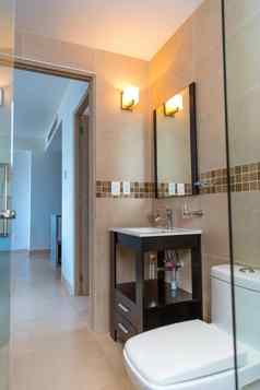 浴室厕所。。。米色瓷砖现代修复