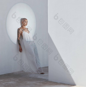 美不属于深度影子拍摄有吸引力的年轻的女人摆姿势<strong>白色衣服</strong>倾斜墙