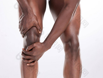 <strong>疼痛膝盖</strong>裁剪拍摄认不出来男人。显示不舒服<strong>膝盖</strong>摆姿势白色背景