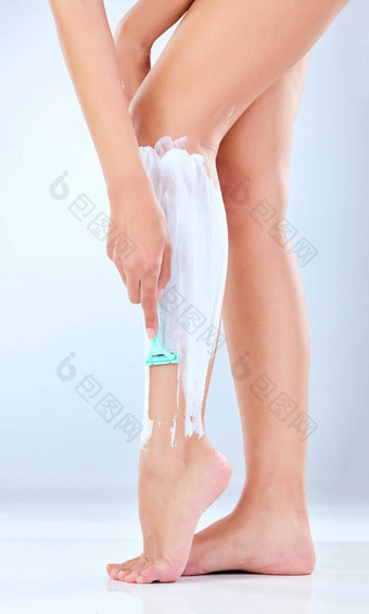 护肤品护理工作室拍摄认不出来女人剃须腿白色背景