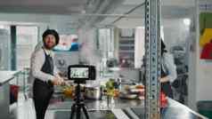 专业相机记录烹饪显示内容厨师