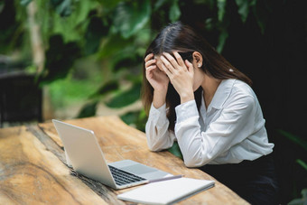 亚洲业务女人有<strong>压力</strong>的抑郁症伤心时间工作移动PC木表格抑郁症男人。伤心包括工作