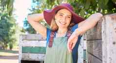 肖像女农民站树乡村木箱有机可持续发展的农场年轻的快乐女人微笑果园阳光明媚的一天挑选苹果