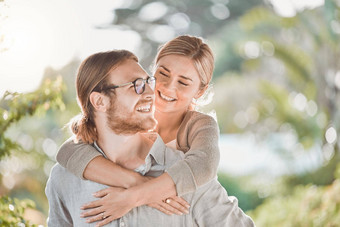 男人。女人支持拍摄年轻的夫妇支出时间花园首页