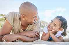 微笑单父亲女儿放松海滩可爱的女孩成键爸爸享受假期男人。孩子有趣的享受家庭时间