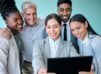 微笑工作室拍摄多样化的集团企业商人平板电脑自拍蓝色的背景