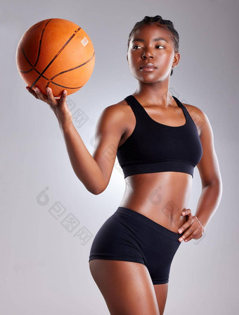 篮球<strong>拍摄工作</strong>室<strong>拍摄</strong>运动年轻的女人摆姿势篮球灰色背景