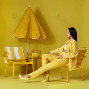 调用成熟的<strong>黄色</strong>的工作室拍摄年轻的女人穿着时尚的<strong>黄色</strong>的衣服<strong>黄色</strong>的背景