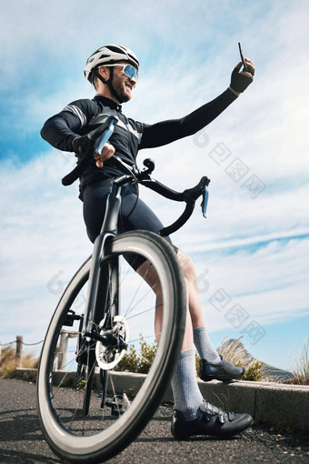 让<strong>图片</strong>裁剪拍摄英俊<strong>的成熟的</strong>男人。采取照片骑自行车在户外