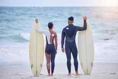 勇敢的免费的野生海后视镜拍摄年轻的夫妇冲浪海滩