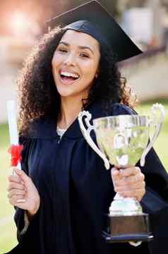 值得标题前获得成功的人肖像年轻的女人持有奖杯欢呼毕业一天