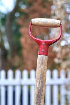 特写镜头铲处理花园模糊背景红色的园艺工具设备后院公园农场土地铲种植基本户外维护
