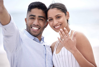 结婚了裁剪肖像年轻的新订婚夫妇显示订婚海滩
