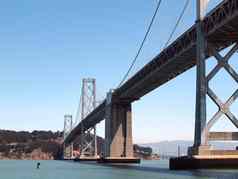 三旧金山一边湾桥渡船船航行下面