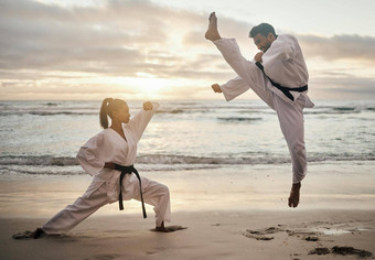 空手道一天拍摄年轻的武术艺术家练习空手道海滩
