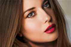 美化妆护肤品化妆品模型脸肖像美丽的女人红色的口红化妆晒黑了青铜发光的皮肤
