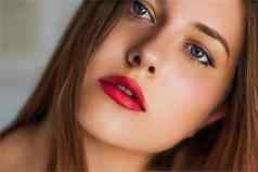 美化妆护肤品化妆品模型脸肖像美丽的女人红色的口红化妆晒黑了青铜发光的皮肤